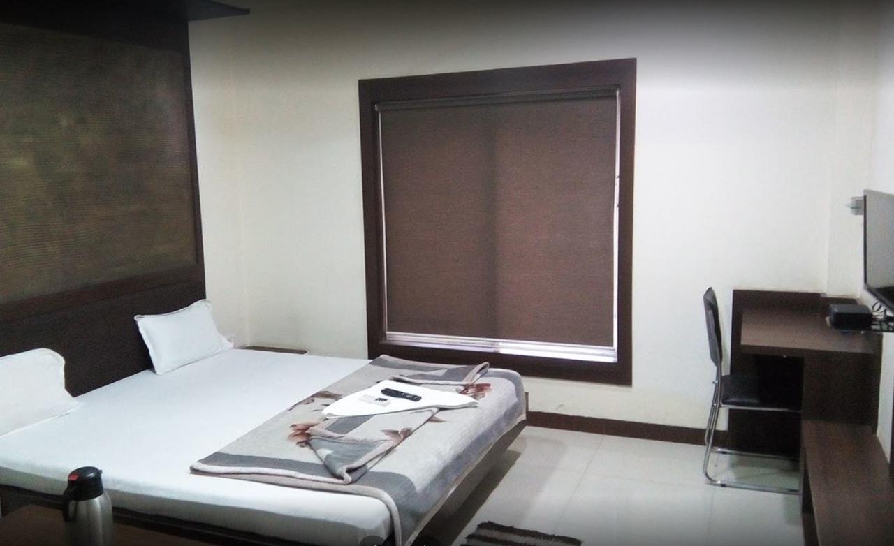 City Surya Hotel Gaya Eksteriør billede